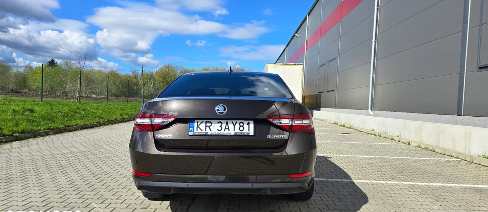 Skoda Superb cena 63000 przebieg: 325000, rok produkcji 2017 z Kraków małe 172